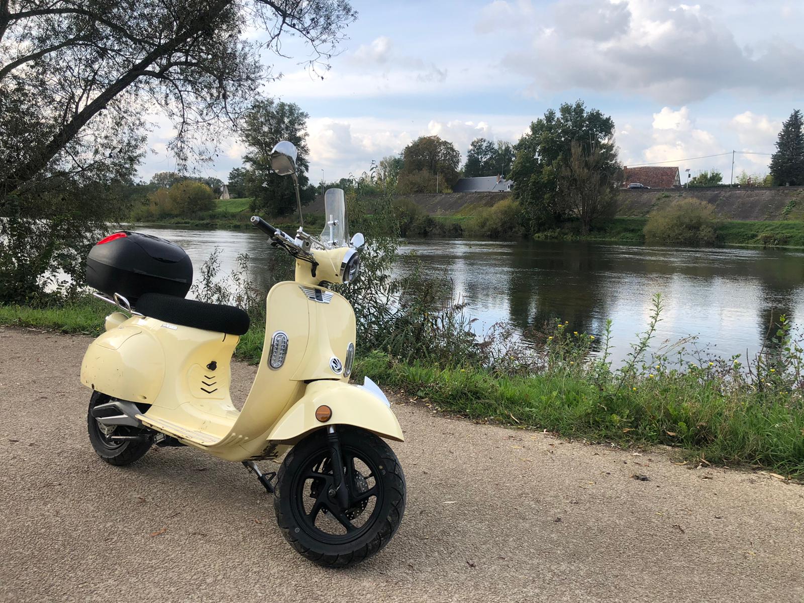 Sur la route à scooter électrique pour Octobre Rose Pink Mobility